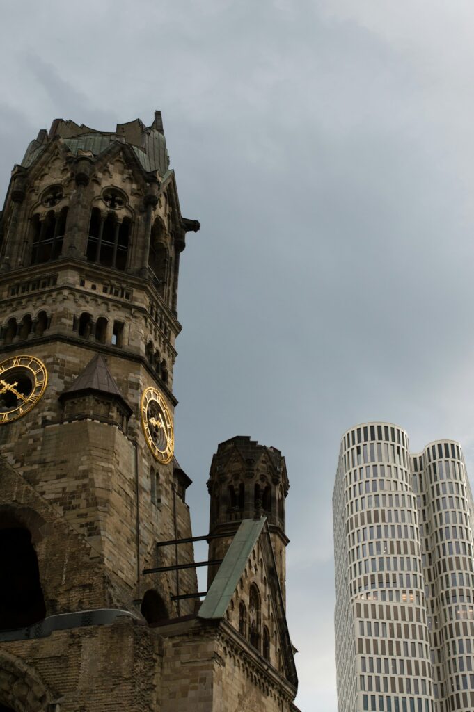 Kaiser-Wilhelm-Gedächtniskirche und Zoofenster, Berlin Charlottenburg (Foto: Unsplash)